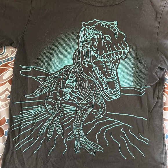 Dinosaur size 7/8 graphic tee - Picture 2 of 3